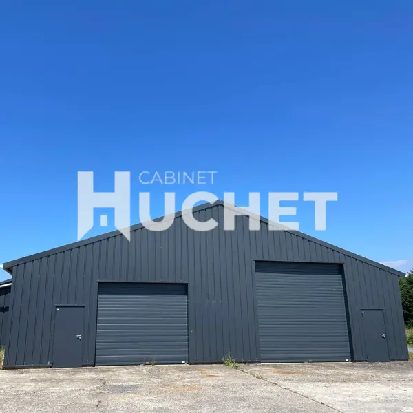 14. CALVADOS A Louer Entrepôt de 800 m2 environ Proche COLOM