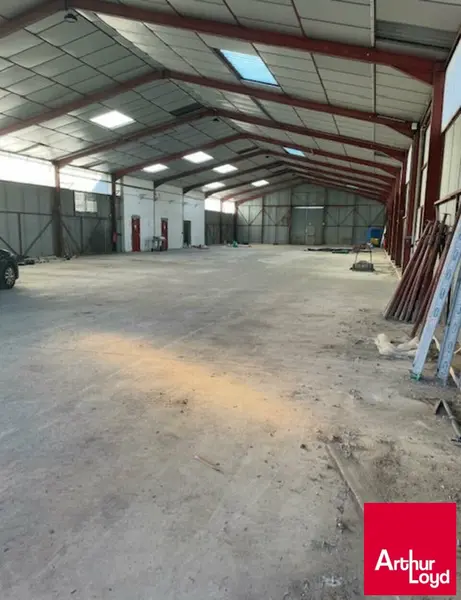 Location Local d'Activité - 850 m2 - avec beaucoup de potentiel !!