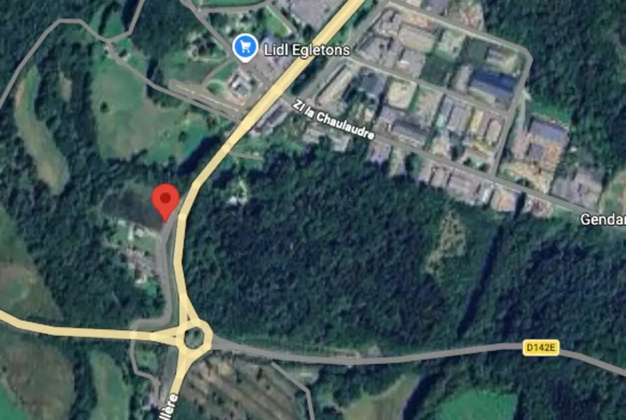 Terrain en angle de rond-point proche sortie autoroute 
