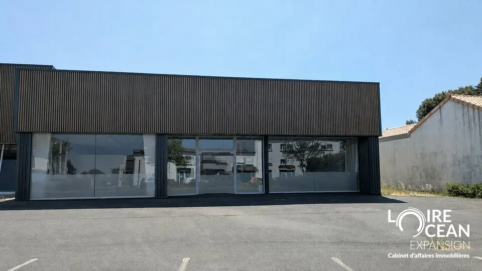 À LOUER  Cellule commerciale de 560 m²  Emplacement n°1 à Cholet