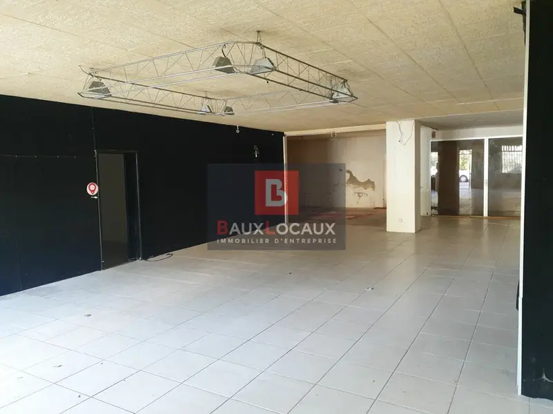 Location local commercial 215 m² Salon de Provence