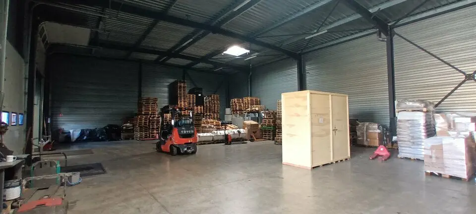 Emplacement stratégique - Au pied d'axes routiers majeurs.