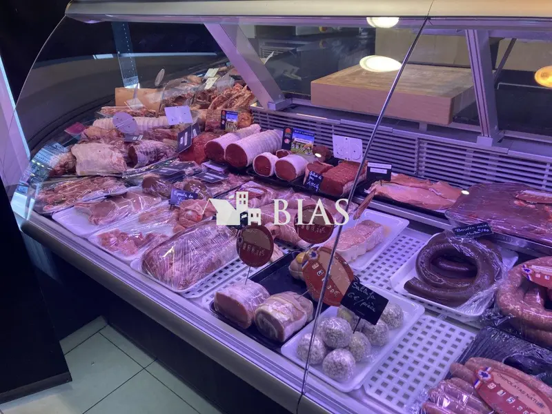 Boucherie Rotisserie Charcuterie dans rue pietonne
