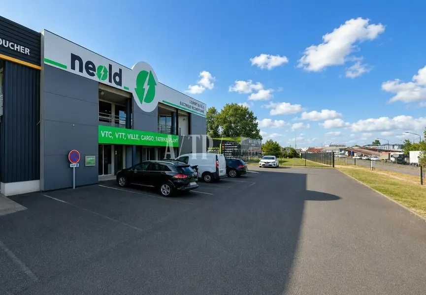 BORDEAUX-LAC / BASSINS À FLOTS  LOCAL COMMERCIAL DE 1 200 M² À LOUER